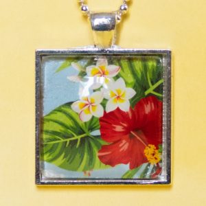 KEALOHA - Silverfärgat hängsmycke med blomstermotiv
