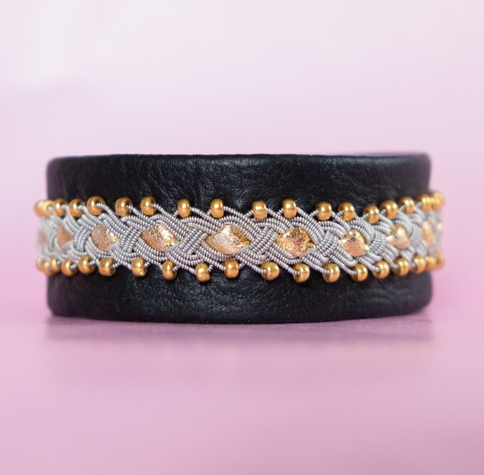 LYDIA - Svart tenntrådsarmband med guldfärgade pärlor och skinnband. Glasknapp i Swarovskistil LYDIA - Svart tenntrådsarmband med guldfärgade pärlor och skinnband. Glasknapp i Swarovskistil