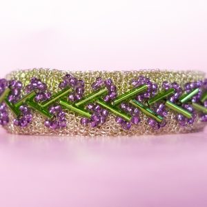 MAY - Armband - bangle - av stickad kopparwire med broderade lila och gröna glaspärlor