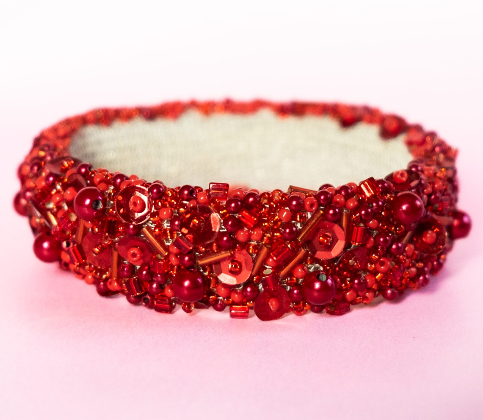 NORMA - Rött armband - bangle - av stickad wire med broderade pärlor och paljetter