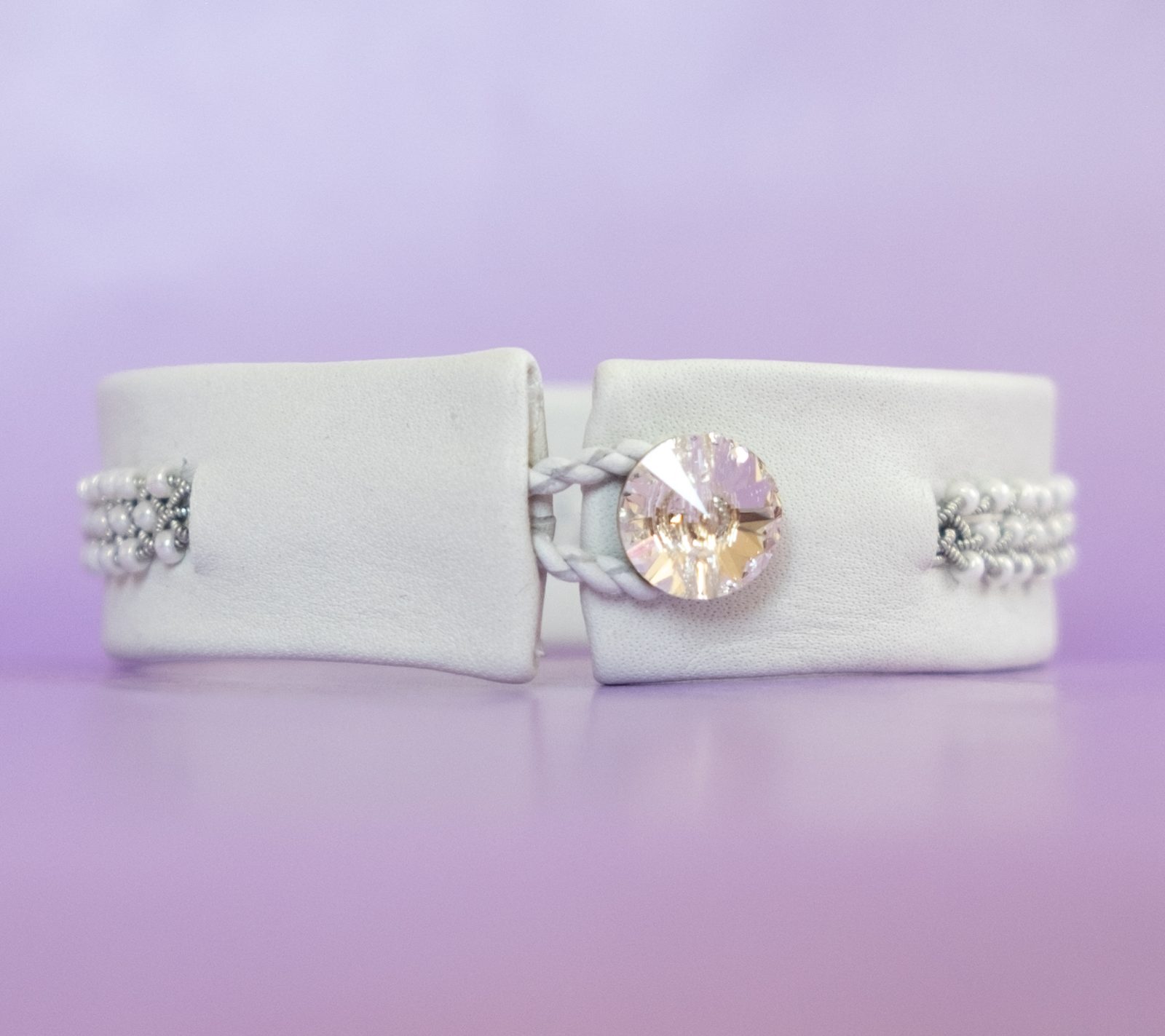 POPPY - Vitt tenntrådsarmband med orangefärgade Swarovskikristaller och vita glaspärlor. Äkta Swarovskiknapp