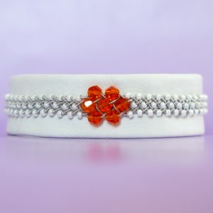 POPPY - Vitt tenntrådsarmband med orangefärgade Swarovskikristaller och vita glaspärlor. Äkta Swarovskiknapp