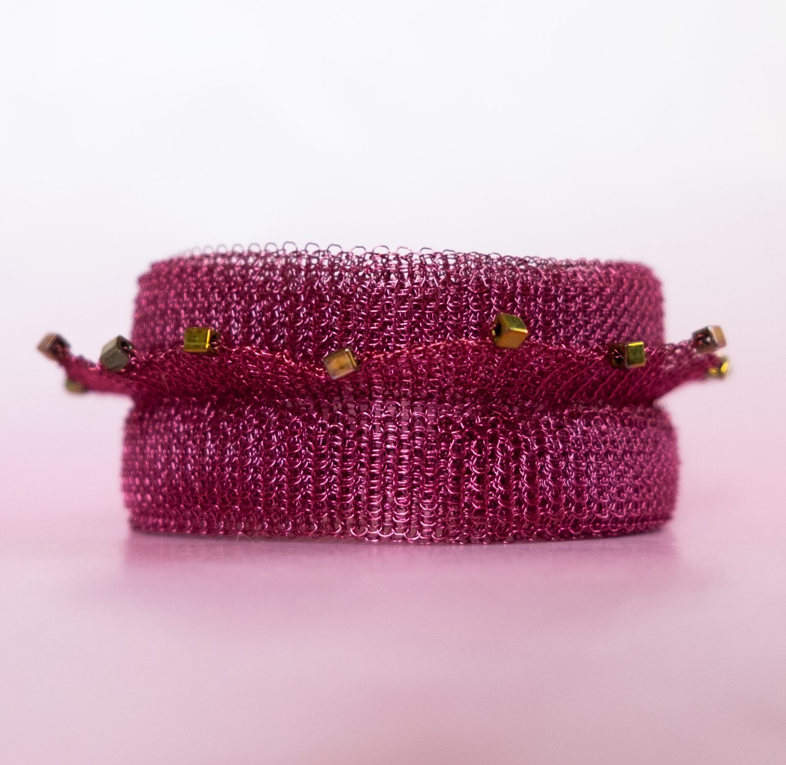 ROSE - Vinrött armband - bangle - av stickad wire med guldiriserande Miyuki glaskuber ROSE - Vinrött armband - bangle - av stickad wire med guldiriserande Miyuki glaskuber - Bild 3