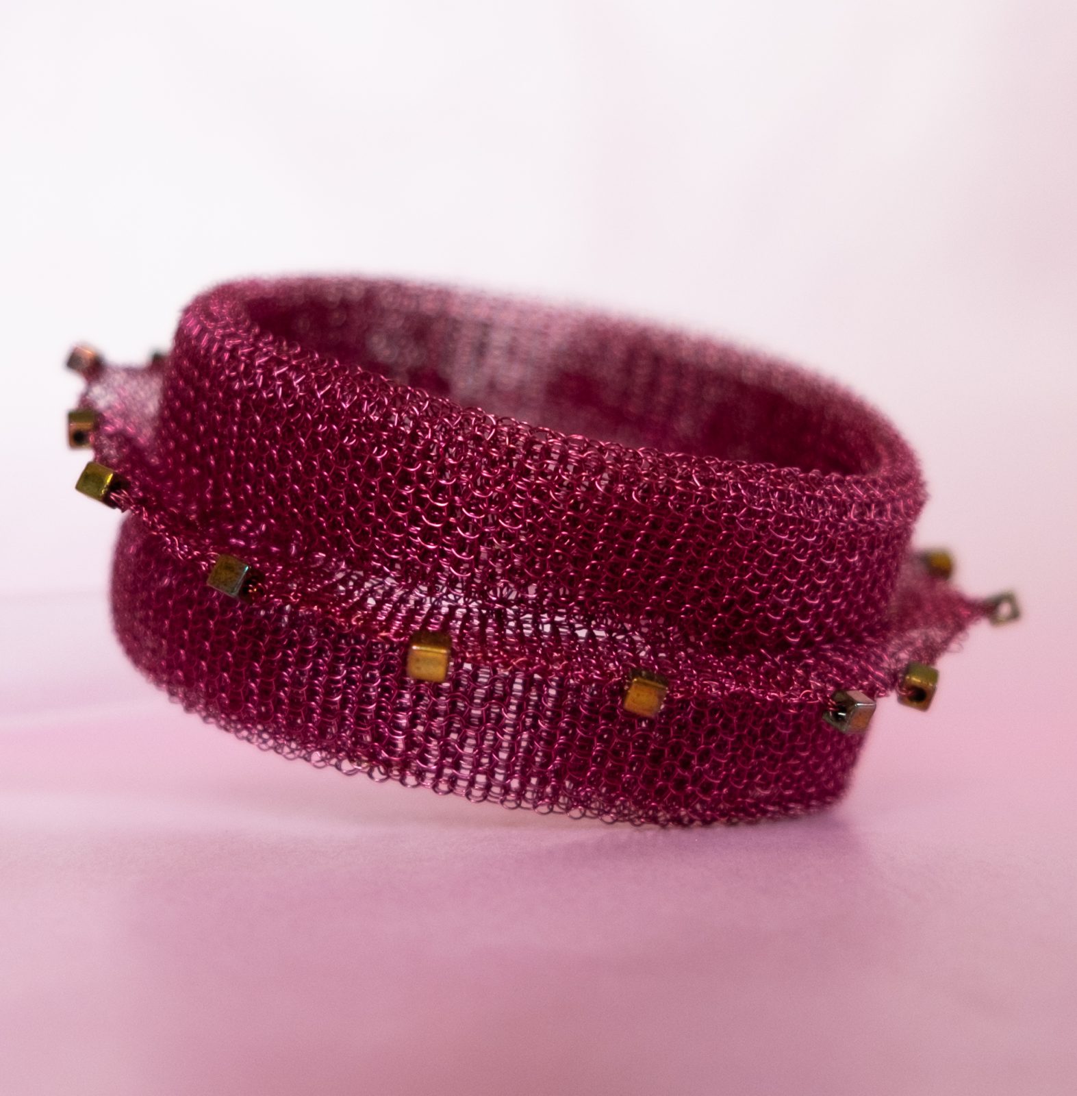 ROSE - Vinrött armband - bangle - av stickad wire med guldiriserande Miyuki glaskuber ROSE - Vinrött armband - bangle - av stickad wire med guldiriserande Miyuki glaskuber - Bild 4