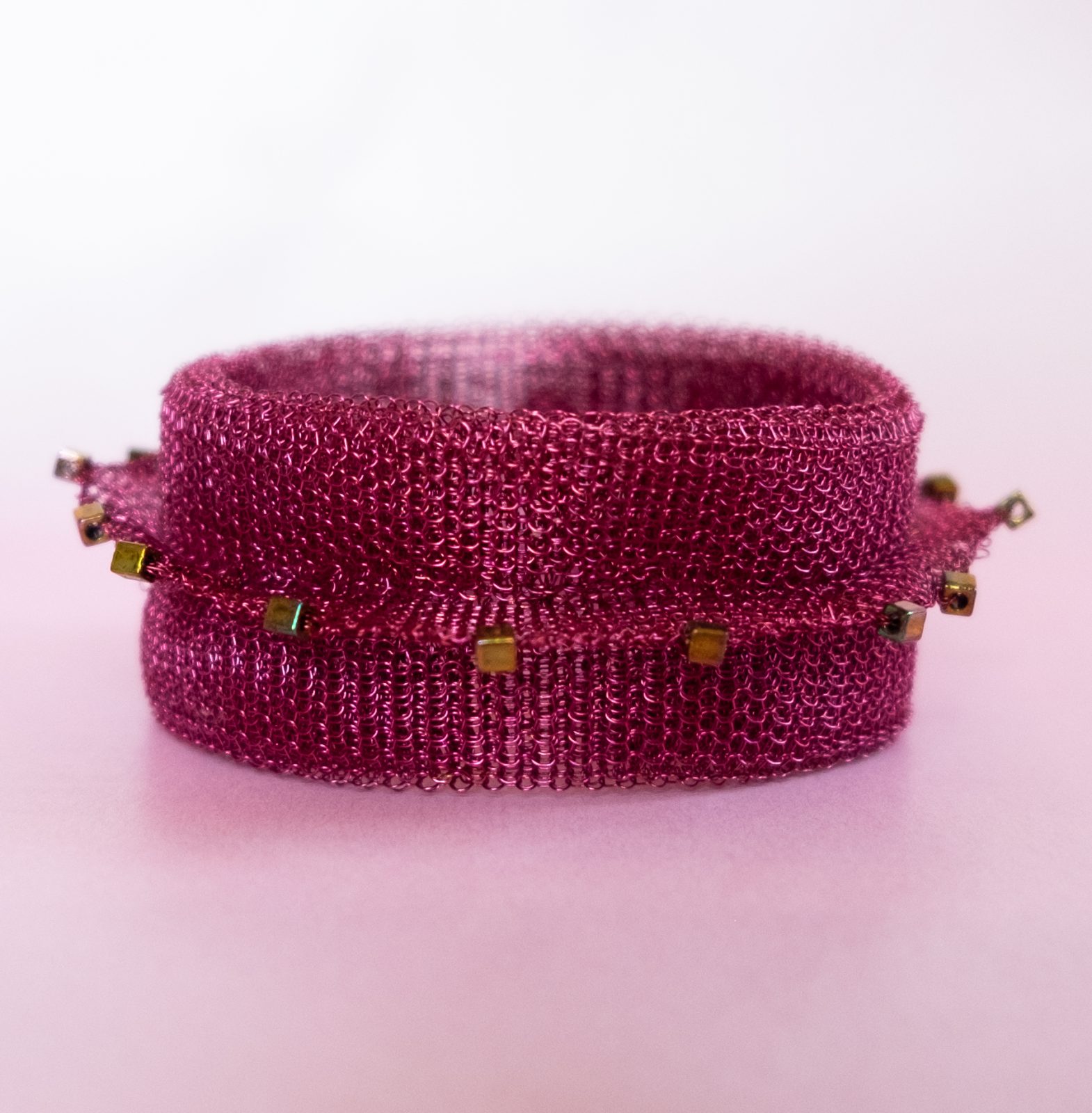 ROSE - Vinrött armband - bangle - av stickad wire med guldiriserande Miyuki glaskuber ROSE - Vinrött armband - bangle - av stickad wire med guldiriserande Miyuki glaskuber - Bild 5