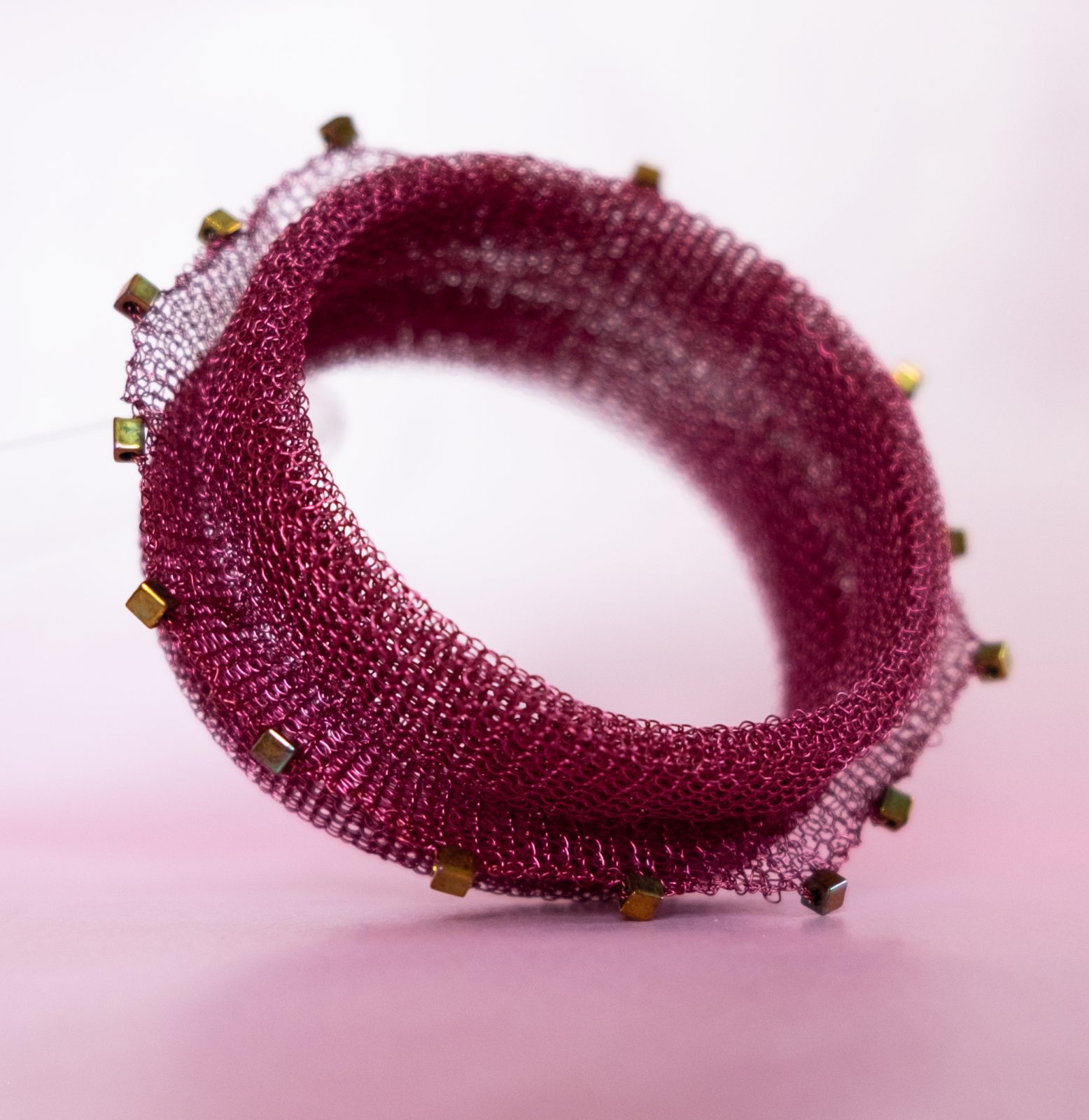 ROSE - Vinrött armband - bangle - av stickad wire med guldiriserande Miyuki glaskuber ROSE - Vinrött armband - bangle - av stickad wire med guldiriserande Miyuki glaskuber