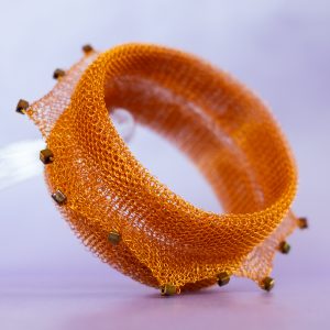SONJA - Orange armband - bangle - av stickad wire med guldiriserande Miyuki glaskuber