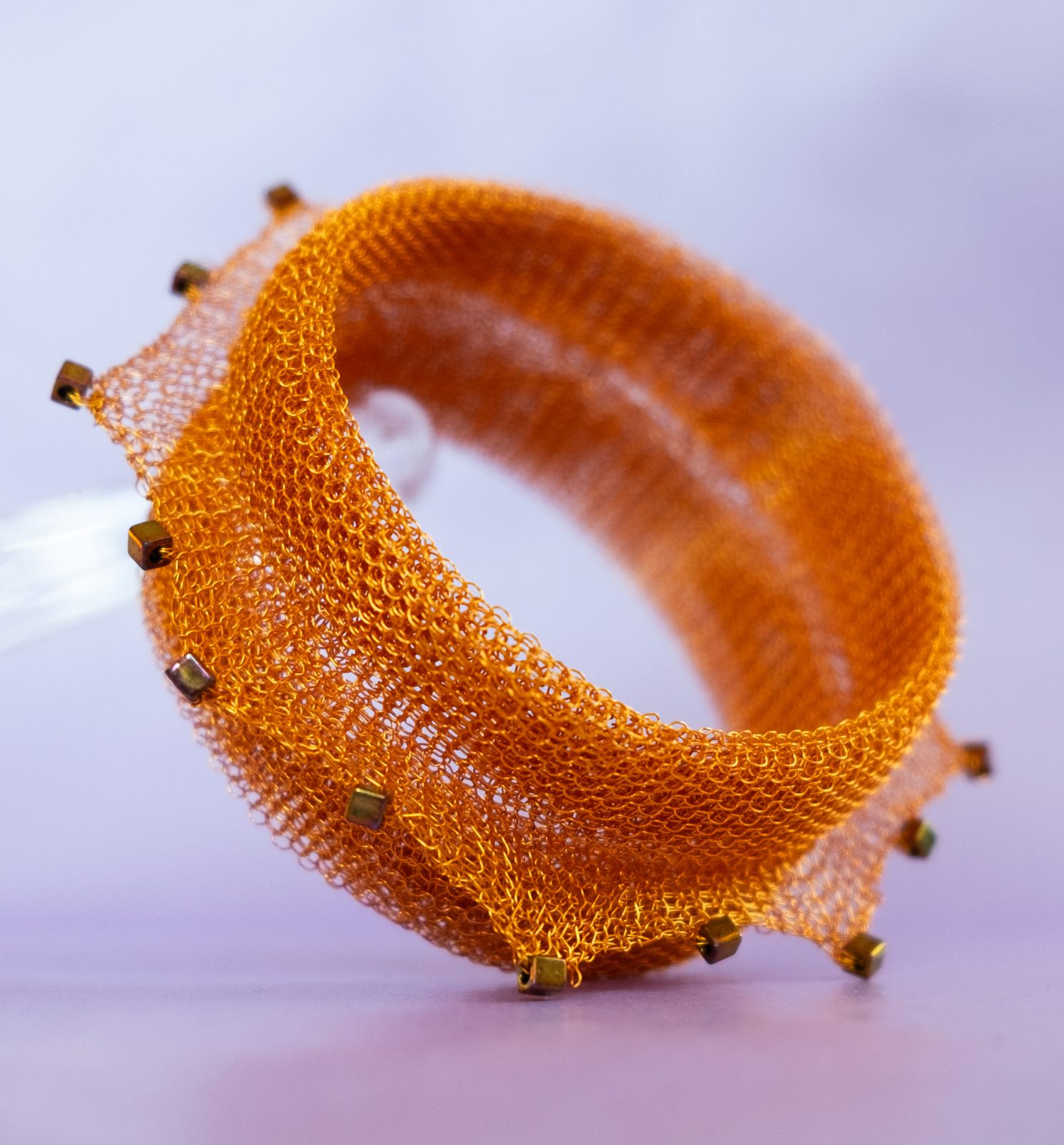 SONJA - Orange armband - bangle - av stickad wire med guldiriserande Miyuki glaskuber SONJA - Orange armband - bangle - av stickad wire med guldiriserande Miyuki glaskuber