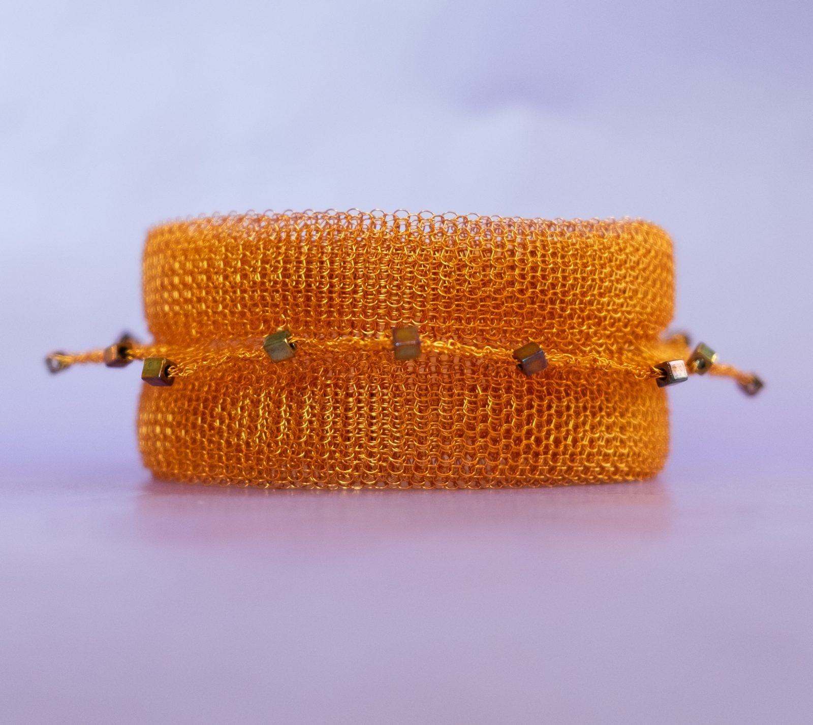 SONJA - Orange armband - bangle - av stickad wire med guldiriserande Miyuki glaskuber SONJA - Orange armband - bangle - av stickad wire med guldiriserande Miyuki glaskuber - Bild 3