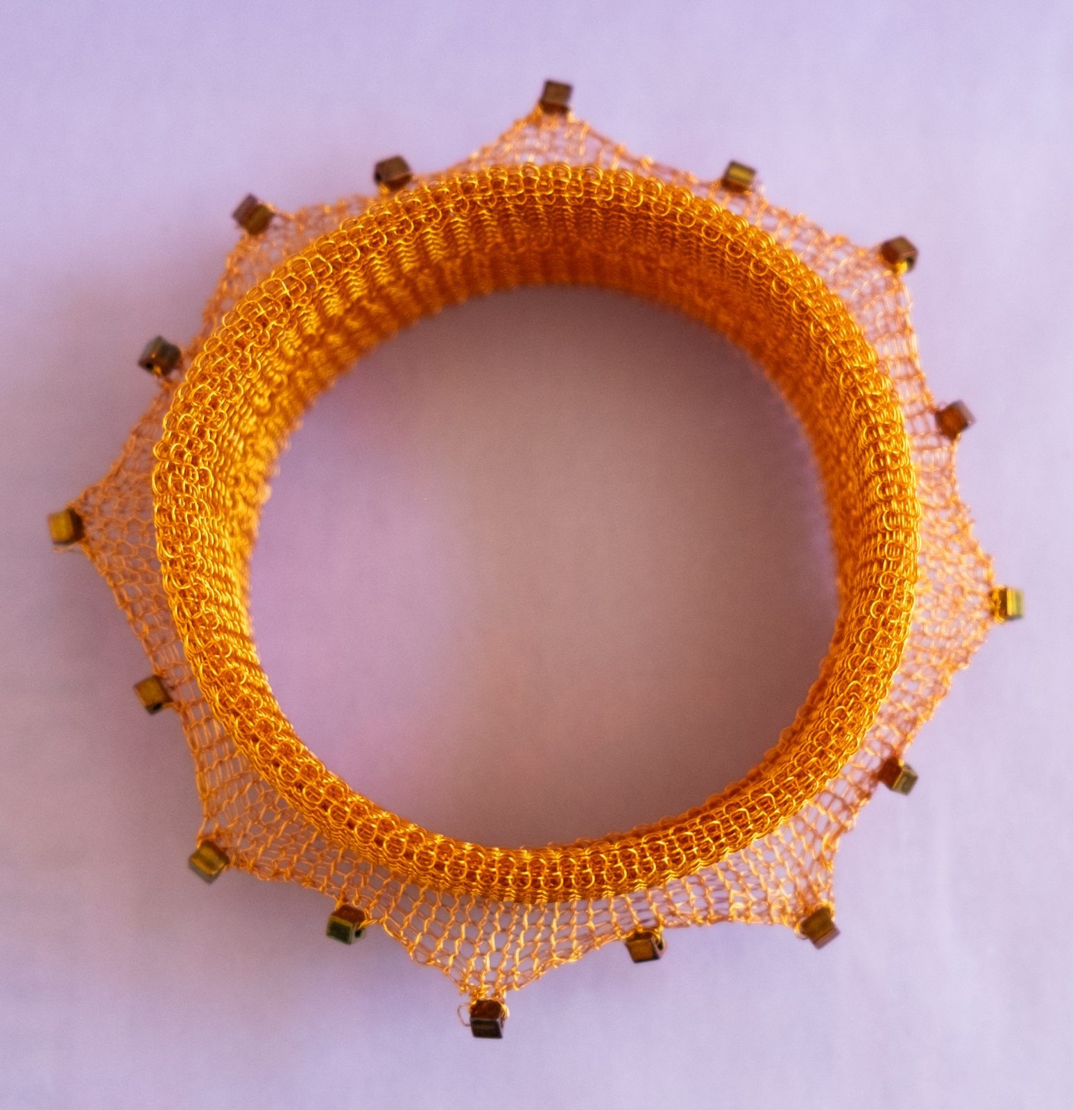 SONJA - Orange armband - bangle - av stickad wire med guldiriserande Miyuki glaskuber