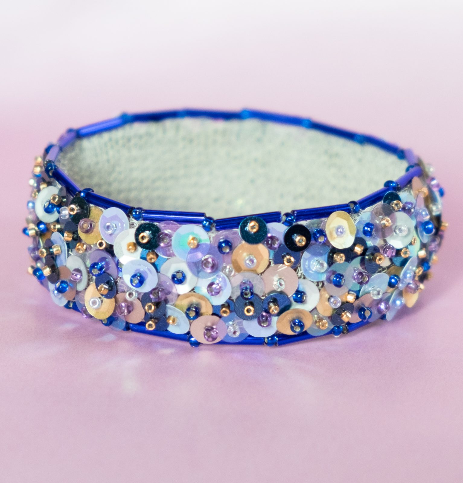 TINTOMARA - Armband i stickad kopparwire med broderade paljetter och pärlor i blått, silver och guld