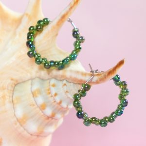 LEIRIA - kreolörhänge med grönskimrande glaspärlor
