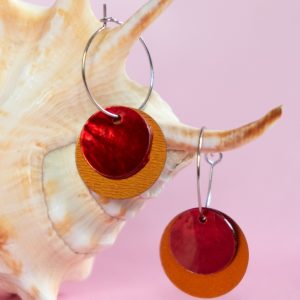 LOVE MARY Q-1 — Kreolörhänge med röd snäckskalsplatta och rostbrun stor paljett