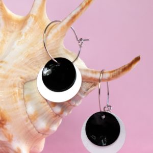 LOVE MARY Q-2 — Kreolörhänge med svart snäckskalsplatta och silverfärgad stor paljett