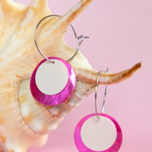 LOVE MARY Q-4 — Kreolörhänge med cerisefärgad snäckskalsplatta och vit paljett