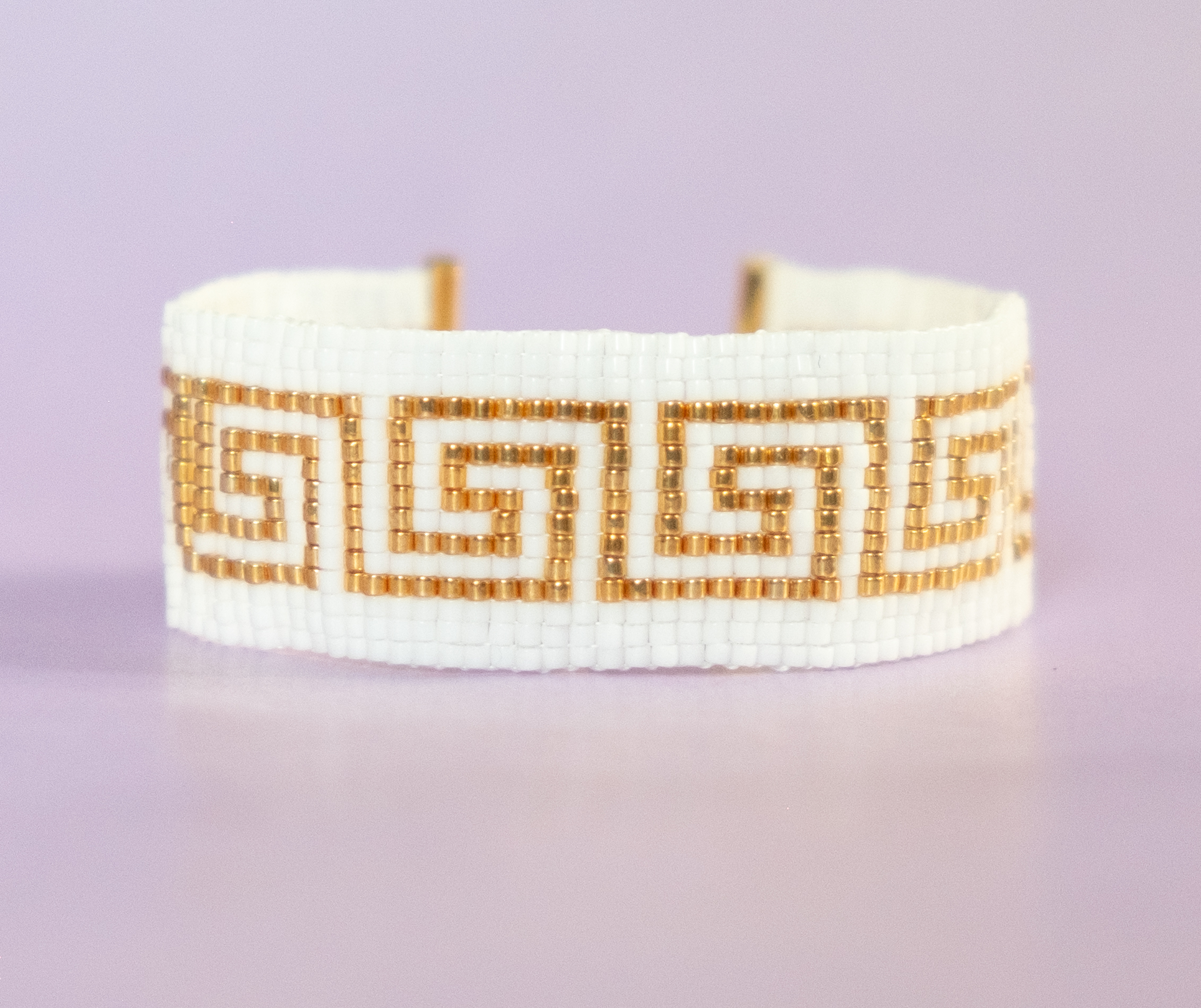 APOLLONIA - Vävt armband med pärlor i vitt och meanderbåge i guld 24k - Klolås och förlängningskedja APOLLONIA - Vävt armband med pärlor i vitt och meanderbåge i guld 24k - Klolås och förlängningskedja