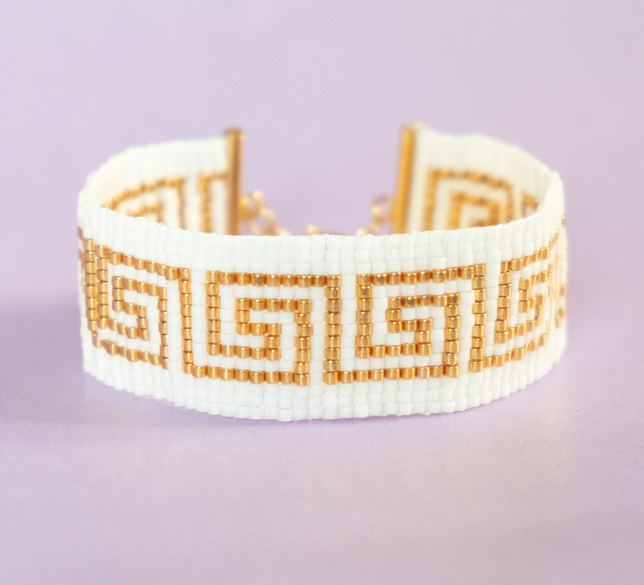 APOLLONIA - Vävt armband med pärlor i vitt och meanderbåge i guld 24k - Klolås och förlängningskedja APOLLONIA - Vävt armband med pärlor i vitt och meanderbåge i guld 24k - Klolås och förlängningskedja - Bild 4