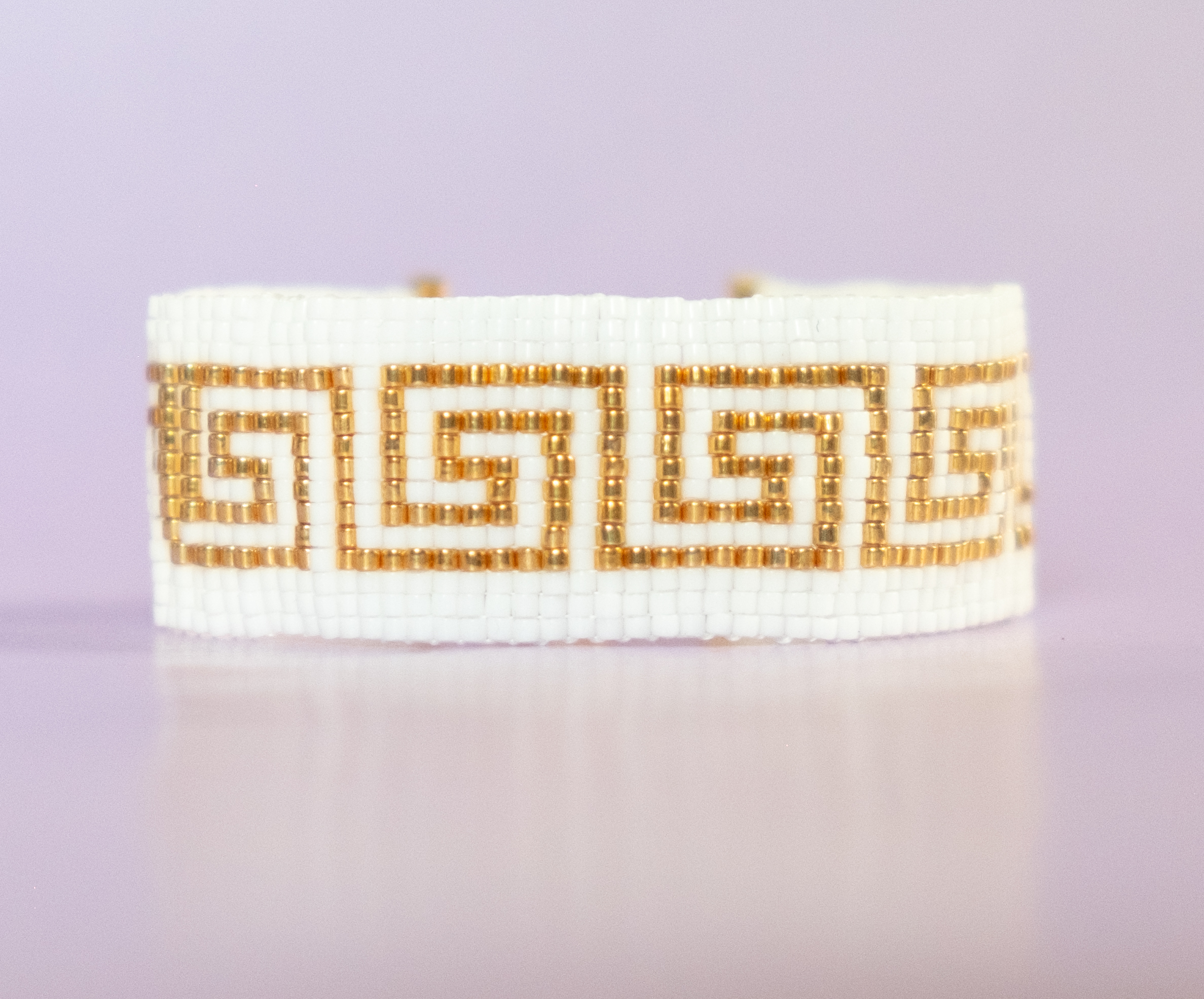 APOLLONIA - Vävt armband med pärlor i vitt och meanderbåge i guld 24k - Klolås och förlängningskedja APOLLONIA - Vävt armband med pärlor i vitt och meanderbåge i guld 24k - Klolås och förlängningskedja - Bild 3