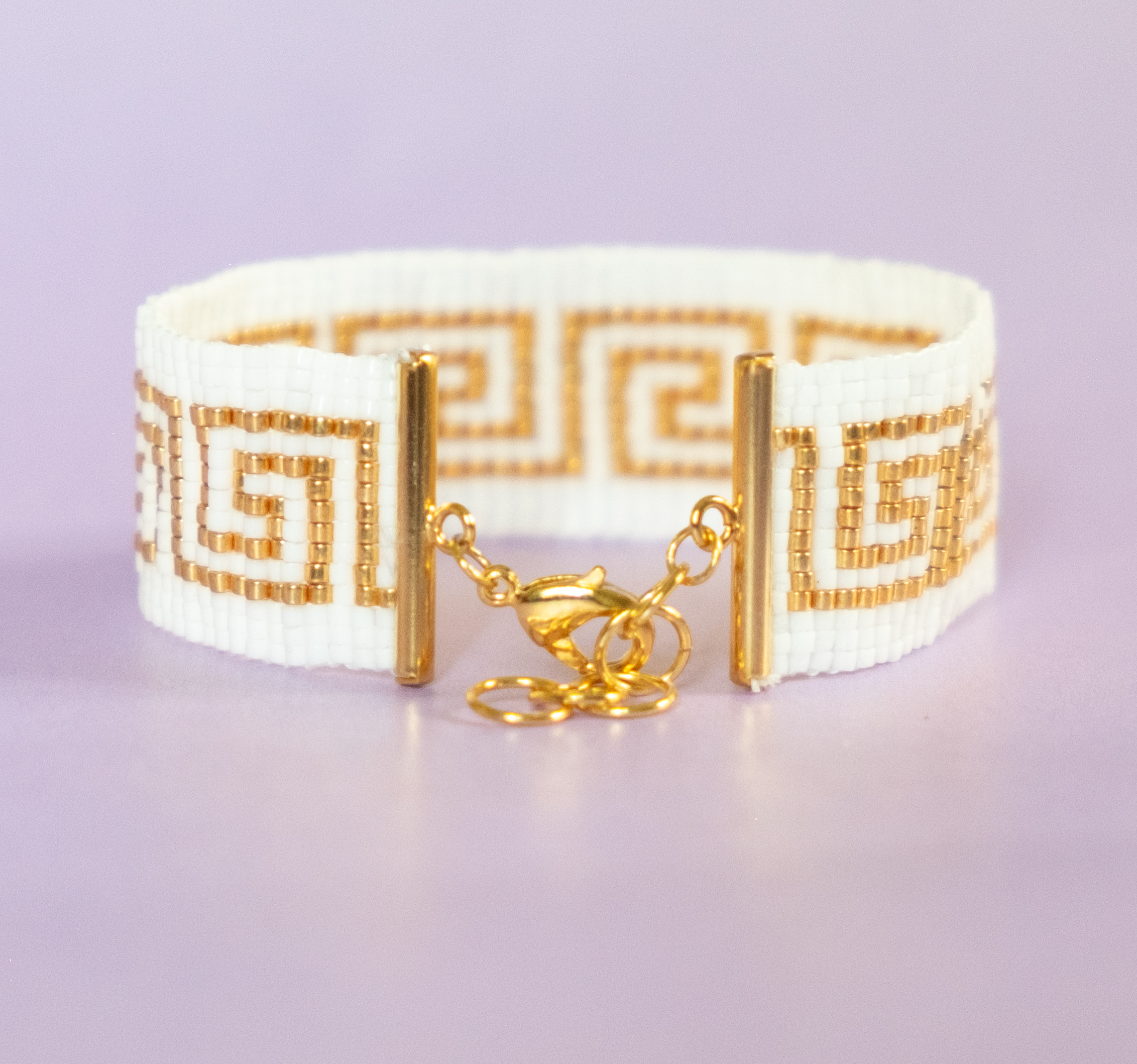 APOLLONIA - Vävt armband med pärlor i vitt och meanderbåge i guld 24k - Klolås och förlängningskedja