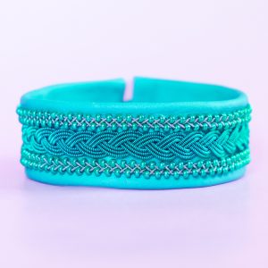 FILIPPA - Turkost tenntrådsarmband med flätad koppartråd och glaspärlor - Äkta Swarovskiknapp