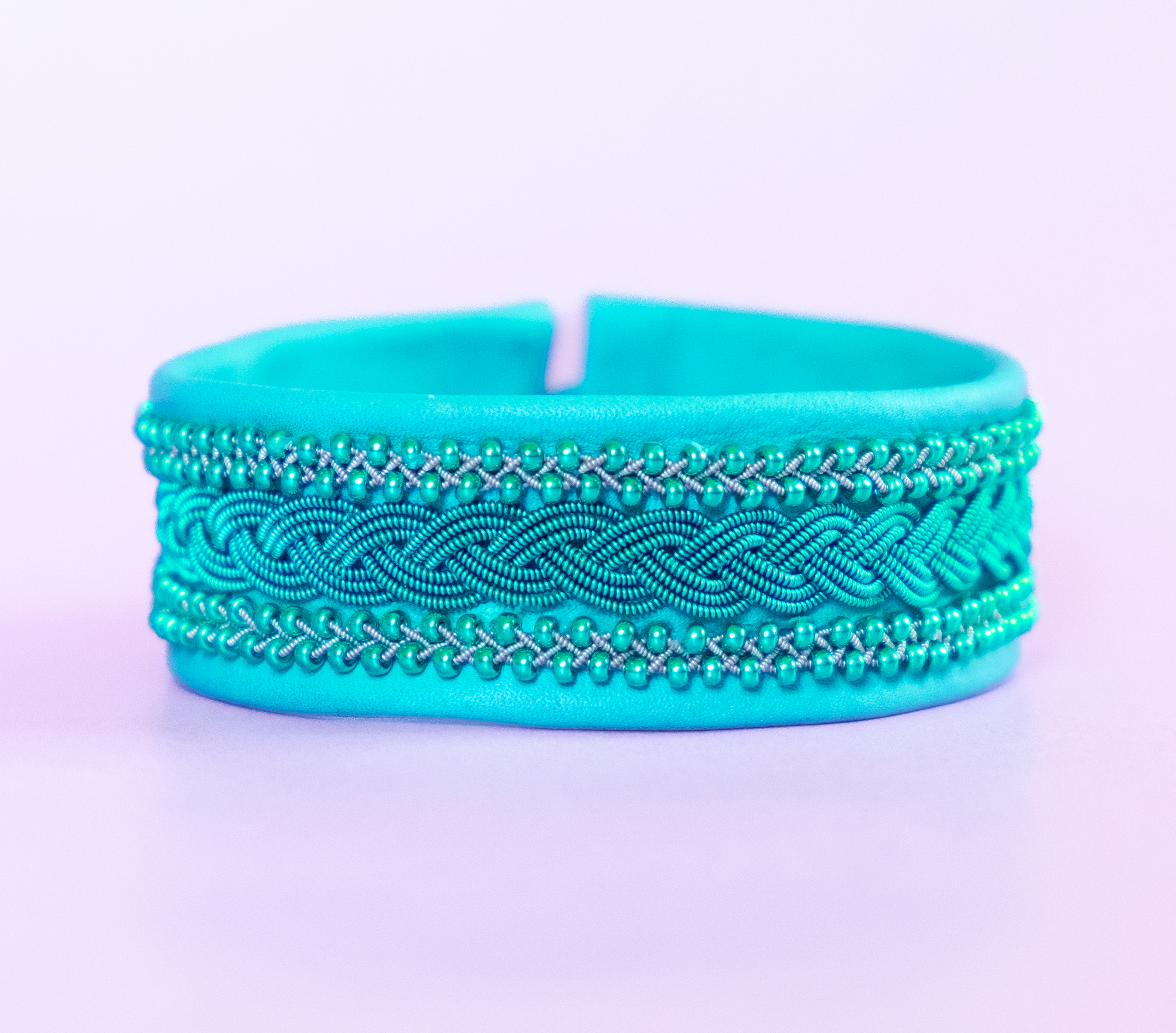 FILIPPA - Turkost tenntrådsarmband med flätad koppartråd och glaspärlor - Äkta Swarovskiknapp FILIPPA - Turkost tenntrådsarmband med flätad koppartråd och glaspärlor - Äkta Swarovskiknapp