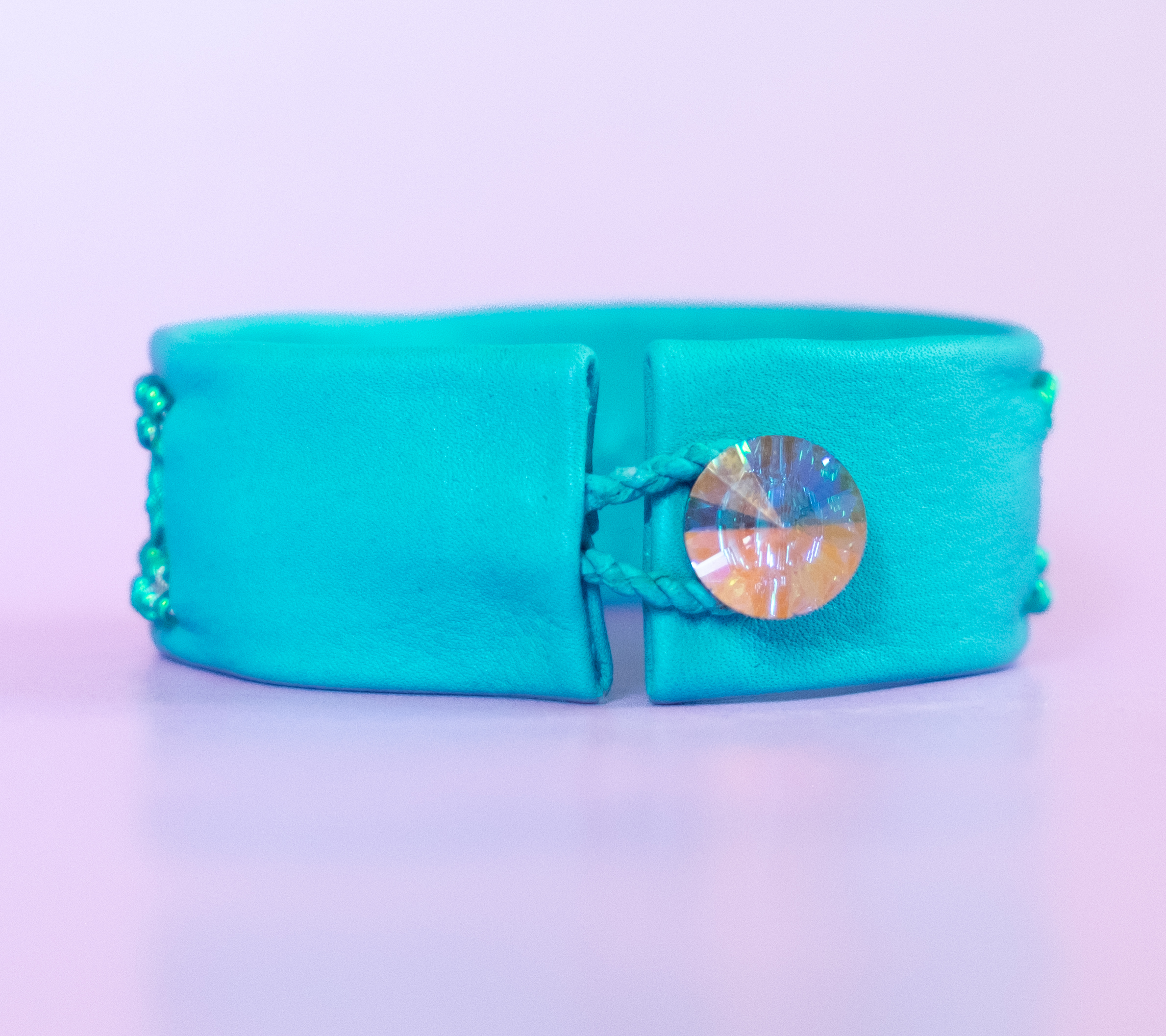 FILIPPA - Turkost tenntrådsarmband med flätad koppartråd och glaspärlor - Äkta Swarovskiknapp