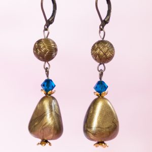 URSULA - Örhänge med bronsfärgade vintage-pärlor och blå Swarovski-kristaller - Brisyrkrok